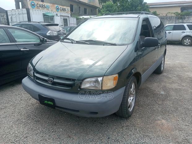 Toyota Sienna 2000 Green