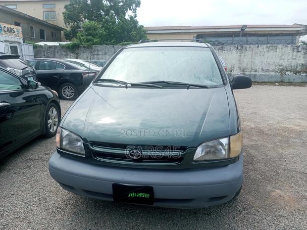 Toyota Sienna 2000 Green