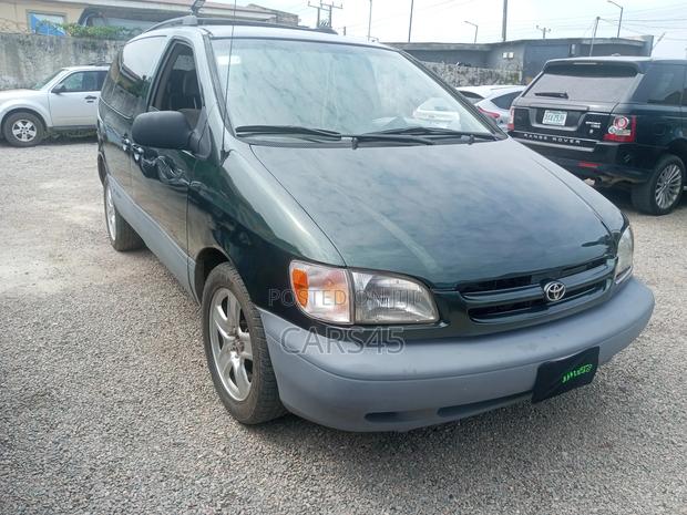 Toyota Sienna 2000 Green