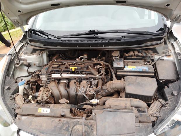Hyundai Elantra GLS Sedan FWD (1.8L 4cyl 6A) 2013 Silver