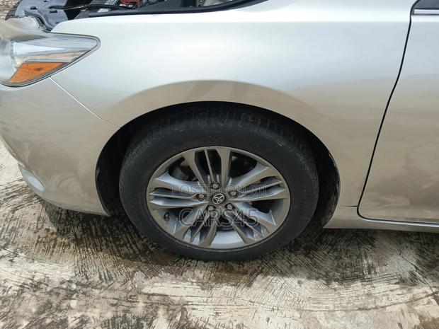 Toyota Camry SE 4dr Sedan (2.5L 4cyl 6A) 2017 Gold