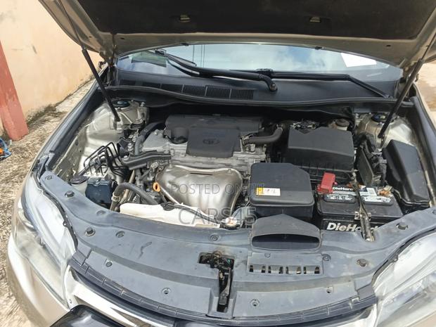 Toyota Camry SE 4dr Sedan (2.5L 4cyl 6A) 2017 Gold