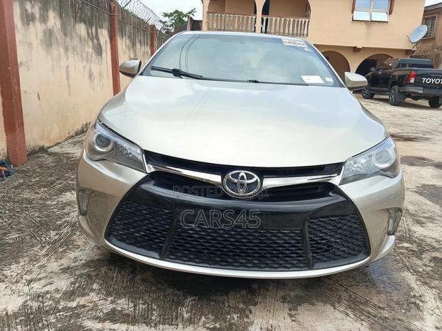 Toyota Camry SE 4dr Sedan (2.5L 4cyl 6A) 2017 Gold