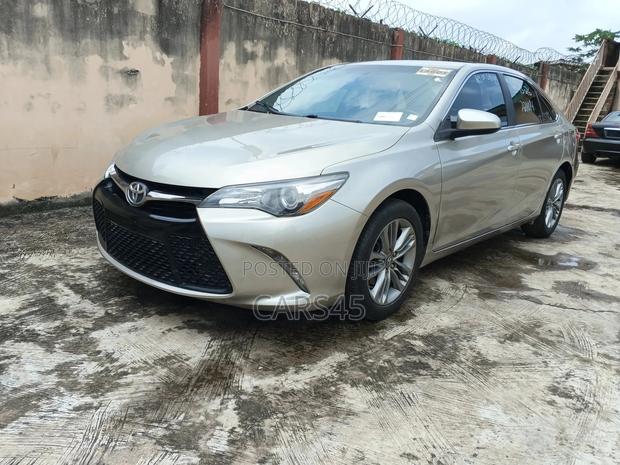 Toyota Camry SE 4dr Sedan (2.5L 4cyl 6A) 2017 Gold