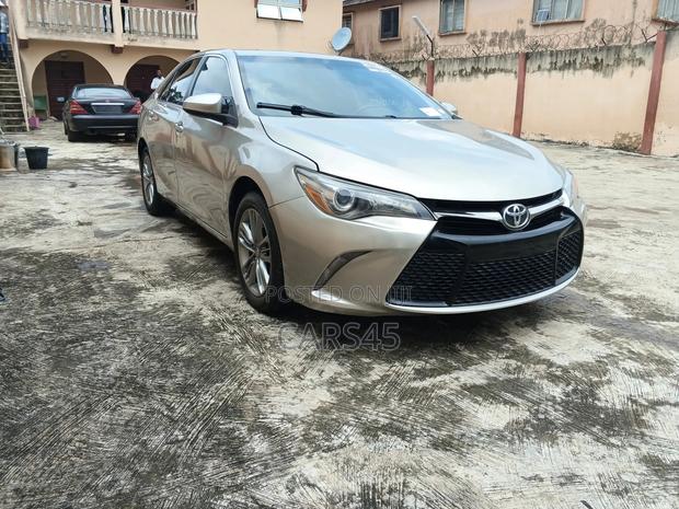 Toyota Camry SE 4dr Sedan (2.5L 4cyl 6A) 2017 Gold