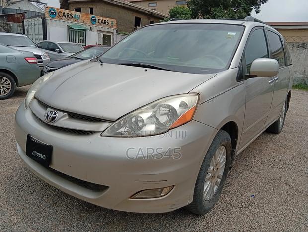 Toyota Sienna LE 7 Passenger 2010 Silver