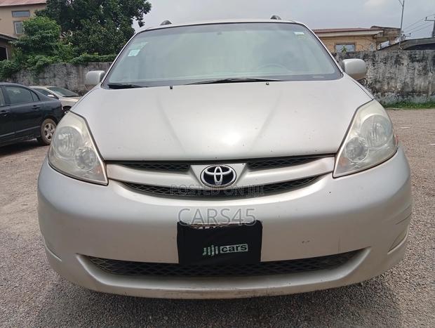 Toyota Sienna LE 7 Passenger 2010 Silver