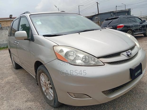 Toyota Sienna LE 7 Passenger 2010 Silver