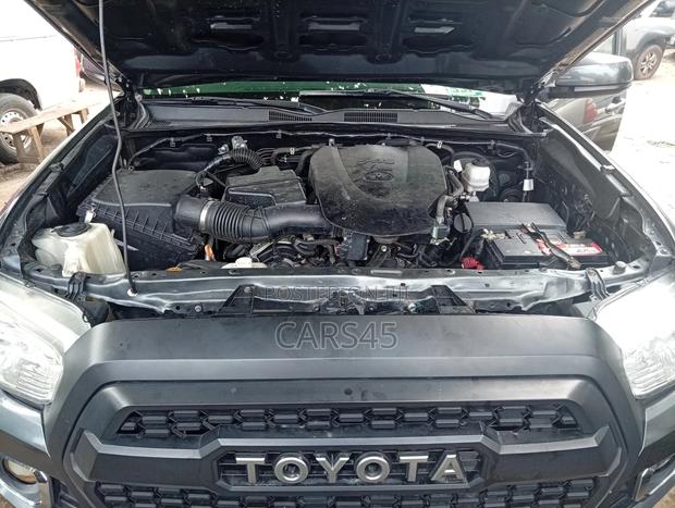 Toyota Tacoma 2018 Gray
