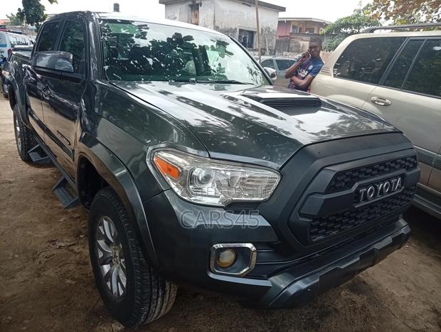 Toyota Tacoma 2018 Gray