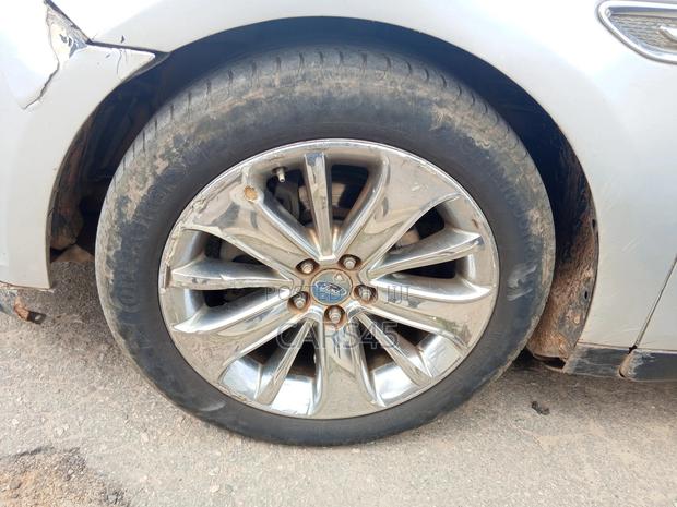 Ford Taurus 2010 Silver
