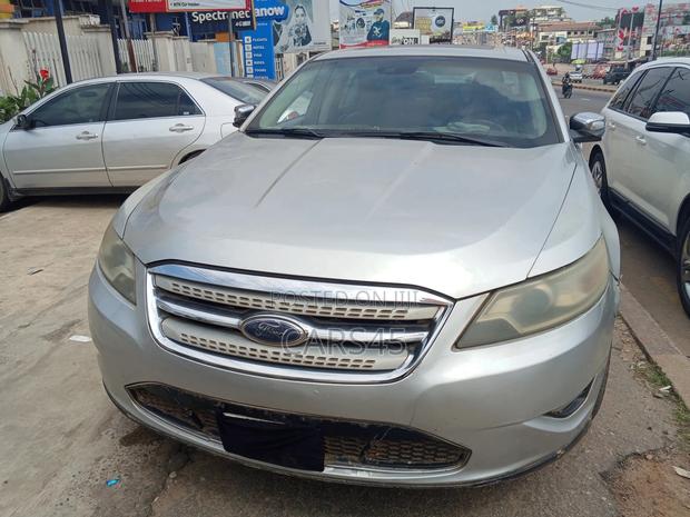 Ford Taurus 2010 Silver