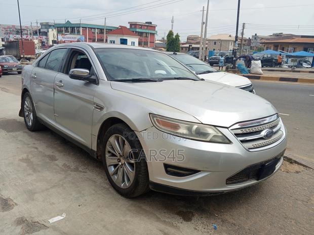 Ford Taurus 2010 Silver