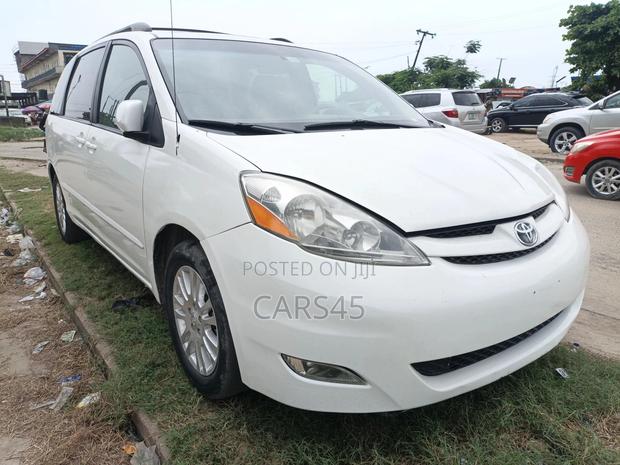Toyota Sienna 2009 White