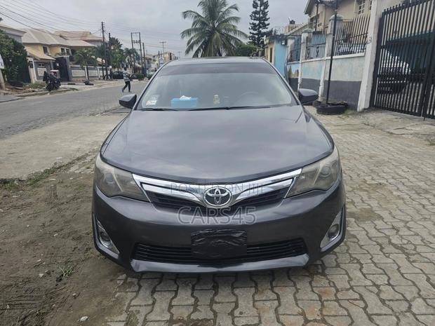Toyota Camry XLE V6 4dr Sedan (3.5L 6cyl 6A) 2012 Gray