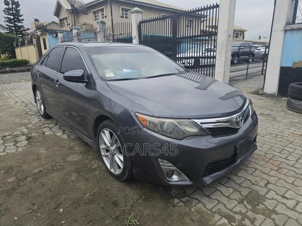 Toyota Camry XLE V6 4dr Sedan (3.5L 6cyl 6A) 2012 Gray