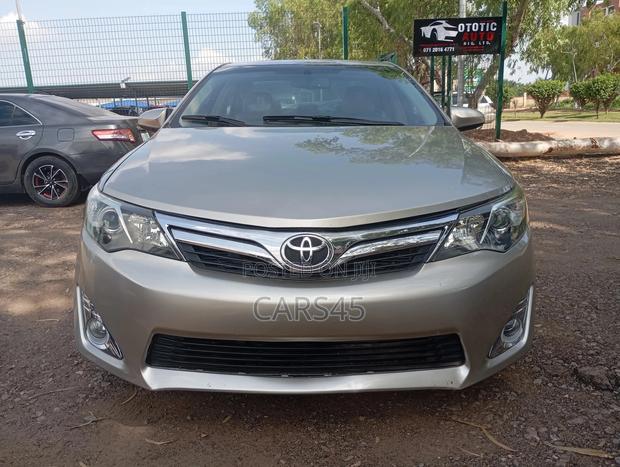 Toyota Camry SE 4dr Sedan (2.5L 4cyl 6A) 2014 Gold