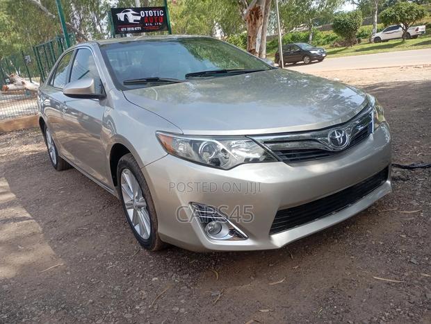 Toyota Camry SE 4dr Sedan (2.5L 4cyl 6A) 2014 Gold