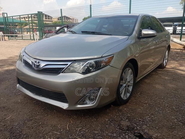 Toyota Camry SE 4dr Sedan (2.5L 4cyl 6A) 2014 Gold