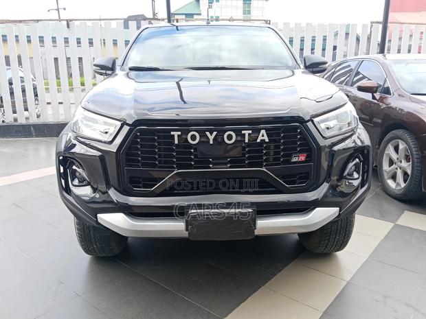 Toyota Hilux 2025 Black