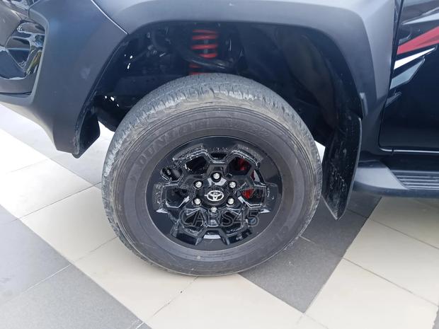 Toyota Hilux 2025 Black