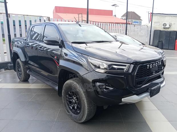 Toyota Hilux 2025 Black