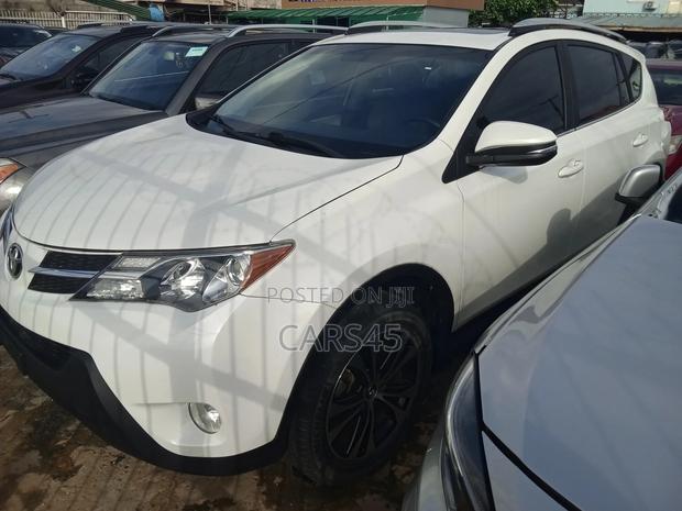Toyota RAV4 XLE 4dr SUV (2.5L 4cyl 6A) 2015 White