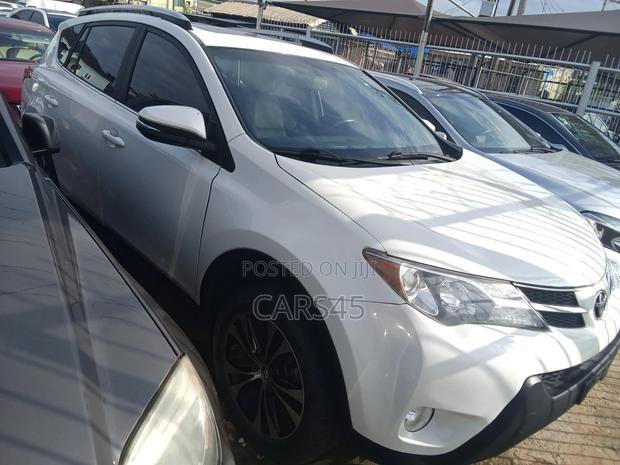 Toyota RAV4 XLE 4dr SUV (2.5L 4cyl 6A) 2015 White