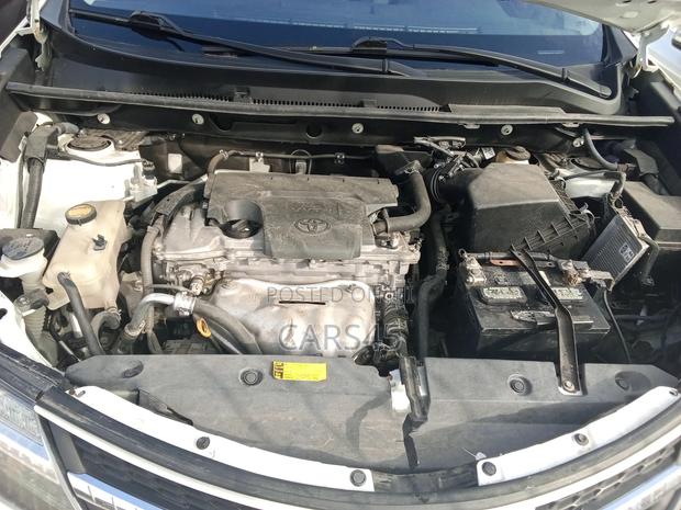 Toyota RAV4 XLE 4dr SUV (2.5L 4cyl 6A) 2015 White