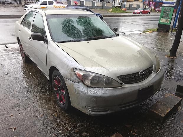 Toyota Camry LE 4dr Sedan (2.4L 4cyl 5M) 2004 Silver