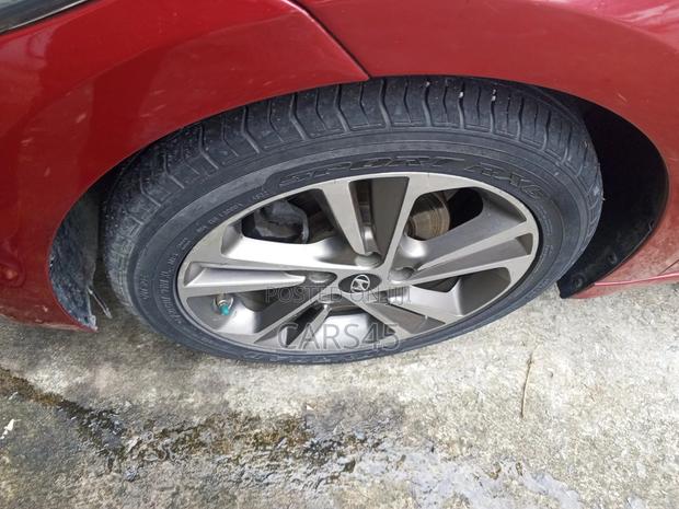 Hyundai Elantra Limited Sedan FWD (2.0L 4cyl 6A) 2017 Red