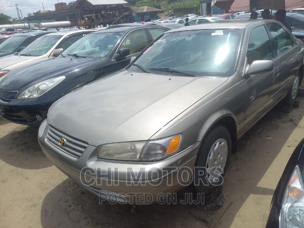 Toyota Camry LE 4dr Sedan (2.2L 4cyl 4A) 2000 Gray