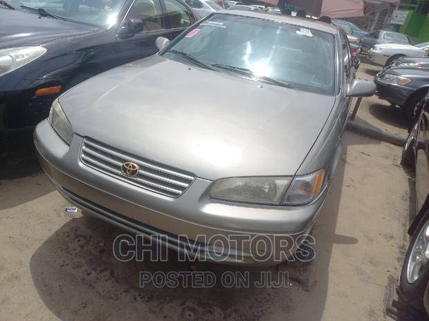 Toyota Camry LE 4dr Sedan (2.2L 4cyl 4A) 2000 Gray
