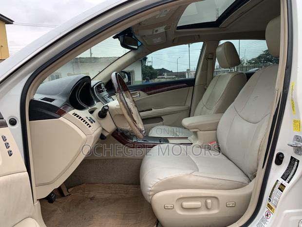 Toyota Avalon Limited Sedan FWD (3.5L 6cyl 6A) 2011 White
