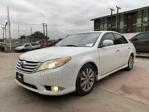 Toyota Avalon Limited Sedan FWD (3.5L 6cyl 6A) 2011 White