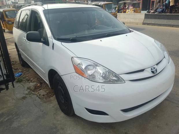 Toyota Sienna 2009 White