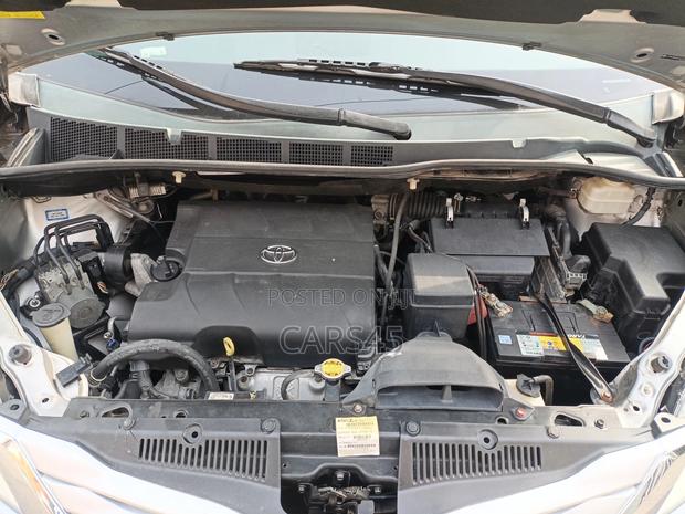 Toyota Sienna 2013 Silver