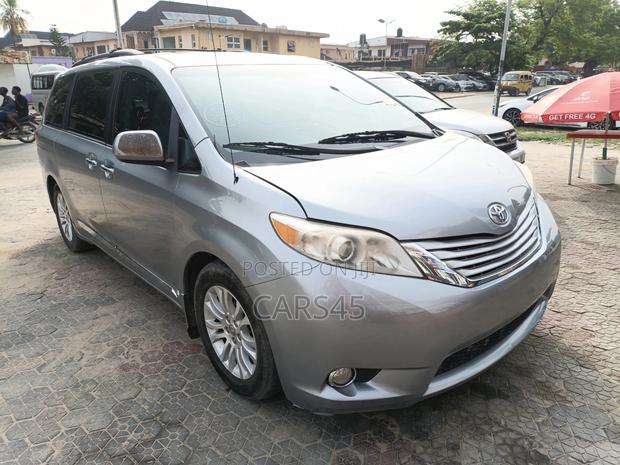 Toyota Sienna 2013 Silver