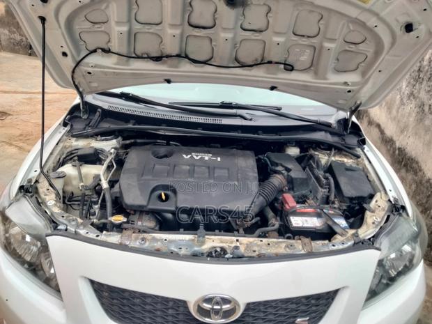 Toyota Corolla 2009 White