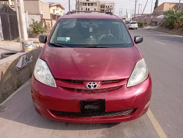 Toyota Sienna 2009 Red