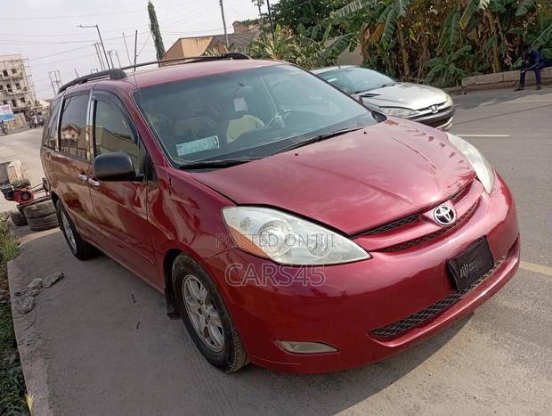 Toyota Sienna 2009 Red