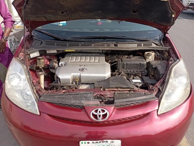Toyota Sienna 2009 Red