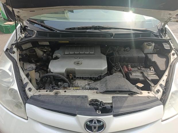Toyota Sienna 2009 White