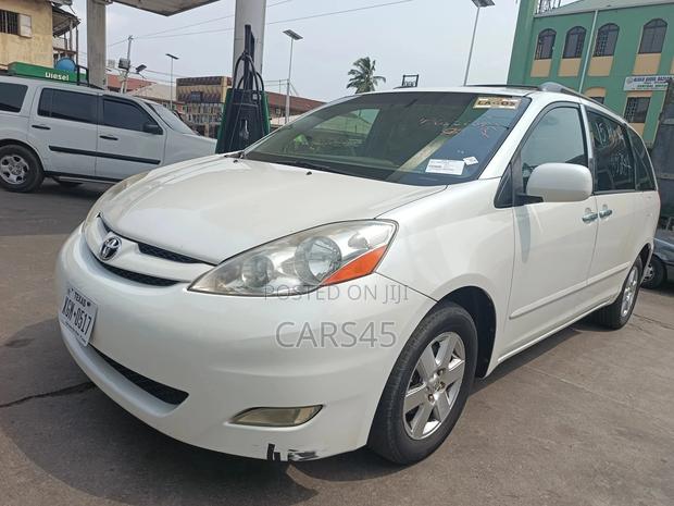 Toyota Sienna 2009 White