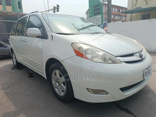 Toyota Sienna 2009 White