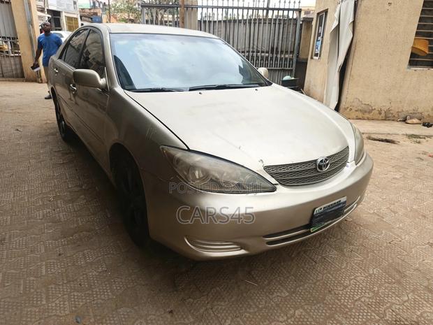 Toyota Camry 2004 Gold
