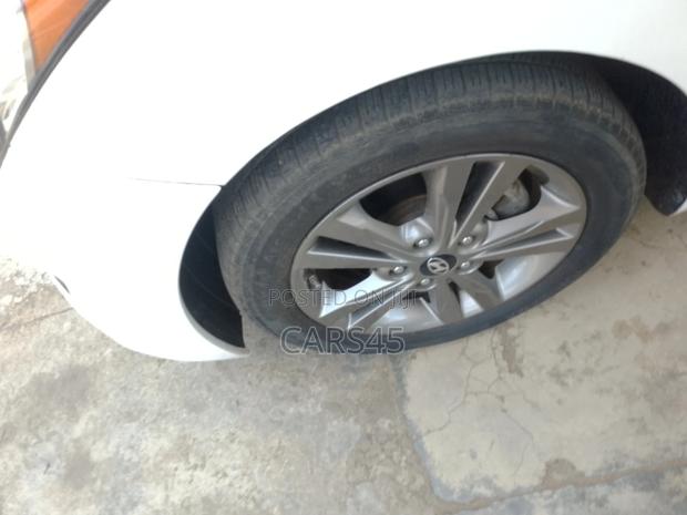 Hyundai Elantra 2011 White