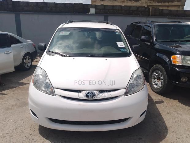 Toyota Sienna 2009 White
