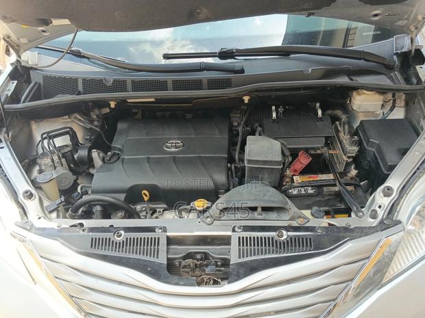 Toyota Sienna 2011 Gray