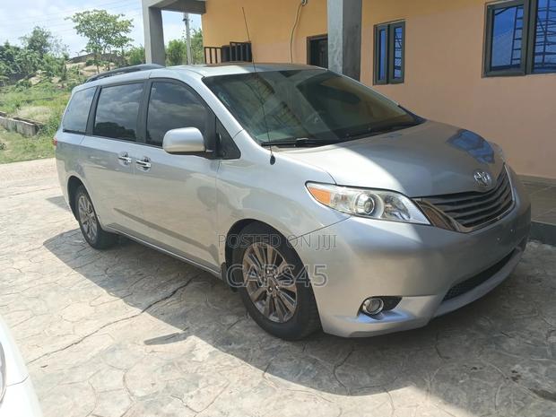 Toyota Sienna 2011 Gray